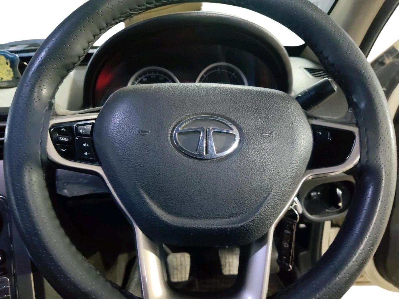 2017 Tata Safari Storme 2.2 EX 4X2, Diesel, Manual, 1,44,098 km, interior