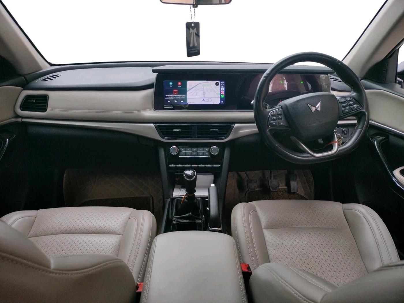 2024 Mahindra XUV700 AX 5 P MT 7 STR, Petrol, Manual, 28,321 km, interior