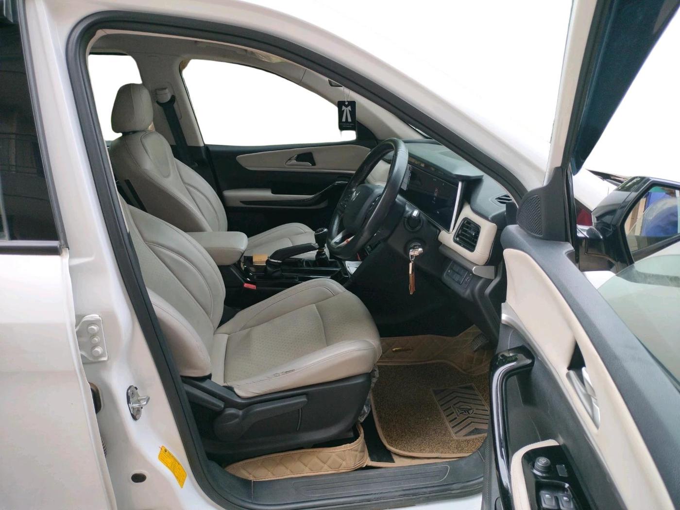 2024 Mahindra XUV700 AX 5 P MT 7 STR, Petrol, Manual, 28,321 km, interior