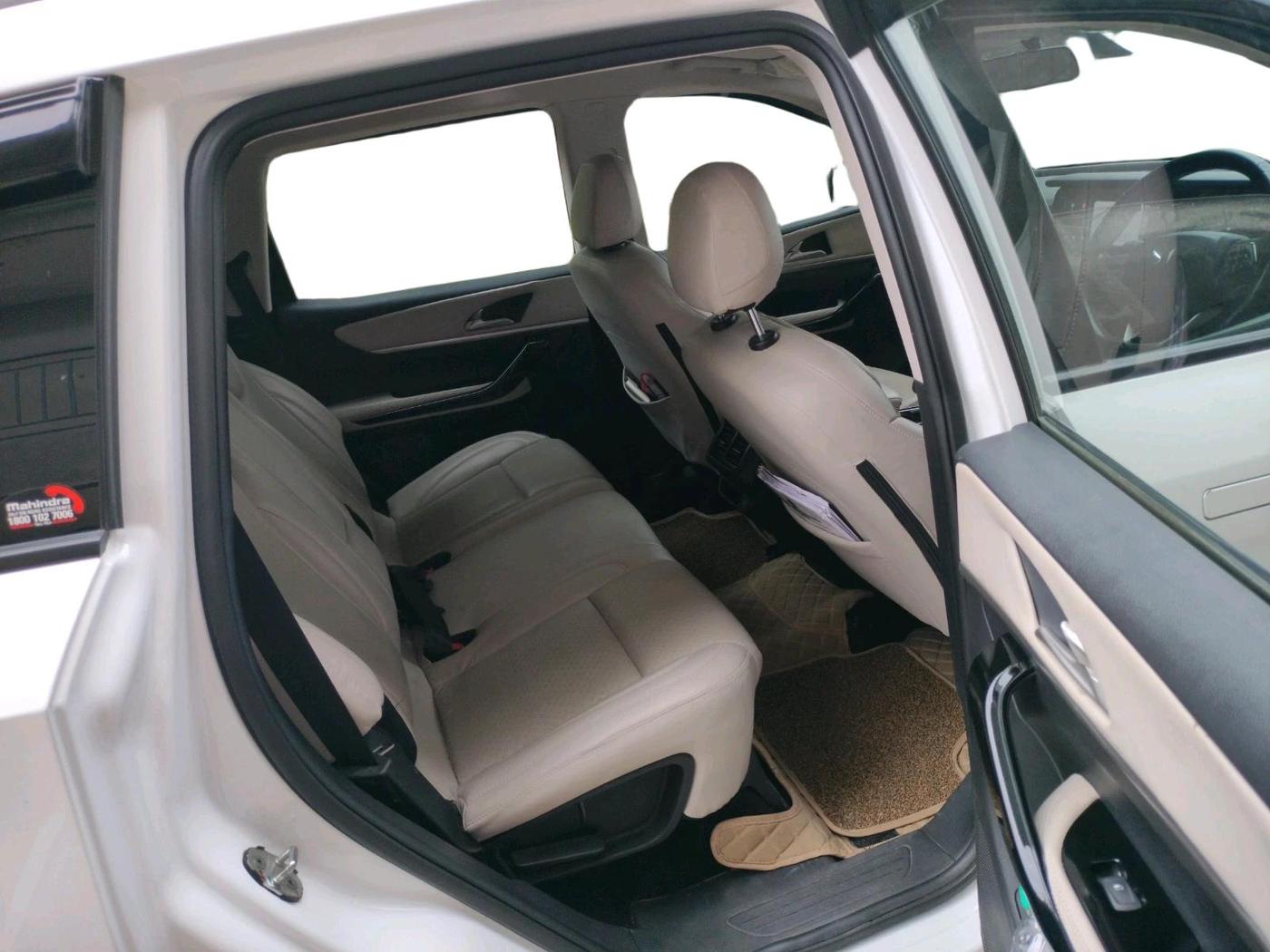2024 Mahindra XUV700 AX 5 P MT 7 STR, Petrol, Manual, 28,321 km, interior