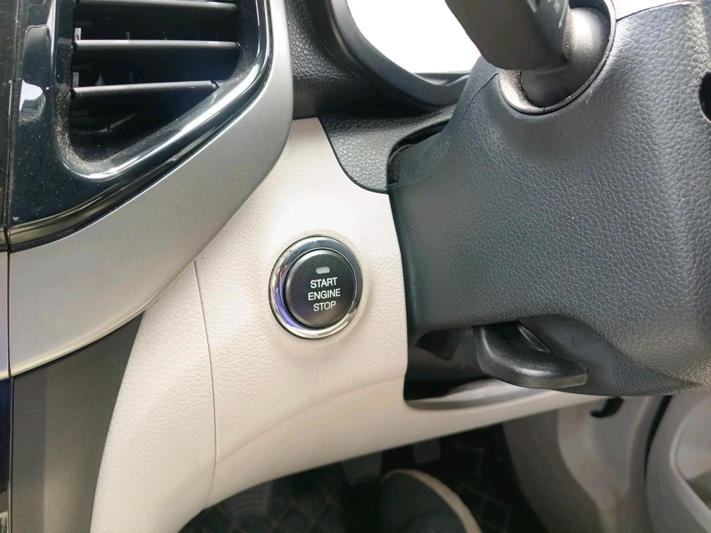 2021 Mahindra XUV300 W8 1.2 PETROL, Petrol, Manual, 61,647 km, interior