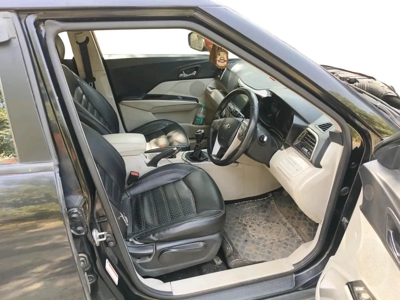 2022 Mahindra XUV300 W8 1.5 DIESEL, Diesel, Manual, 1,13,508 km, interior