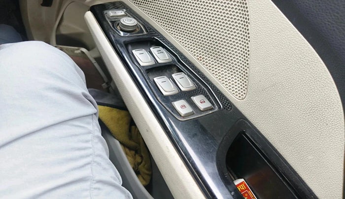 2022 Mahindra XUV300 W8 1.5 DIESEL, Diesel, Manual, 1,13,508 km, interior