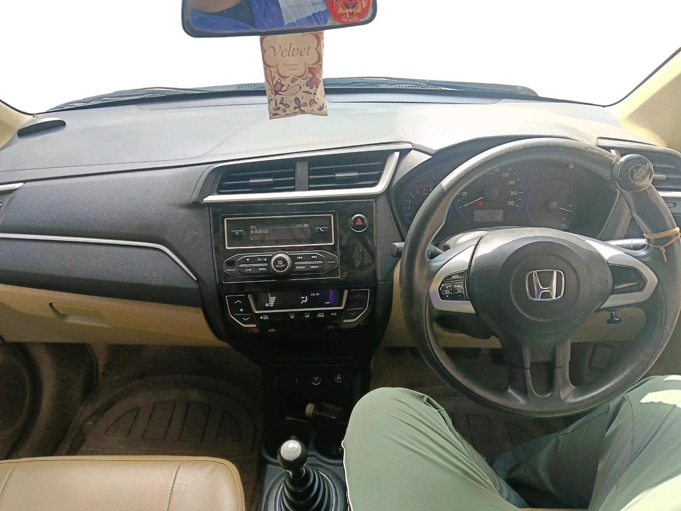 2016 Honda Amaze 1.2L I-VTEC S, CNG, Manual, 1,87,180 km, interior