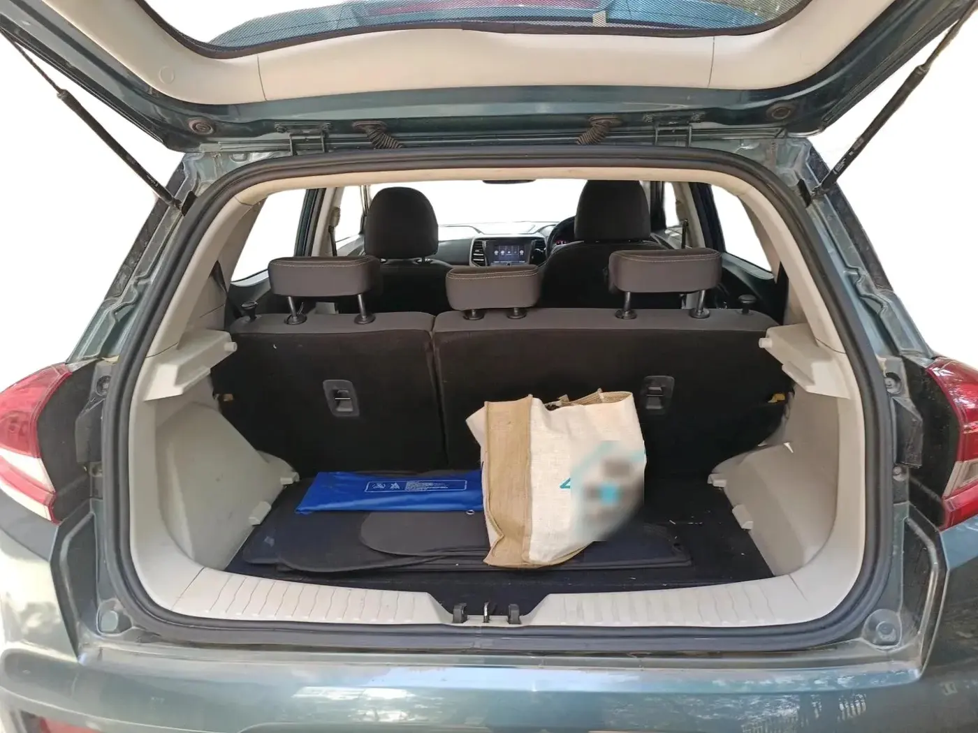 2020 Mahindra XUV300 W8 1.5 DIESEL AMT, Diesel, Automatic, 57,777 km, exterior
