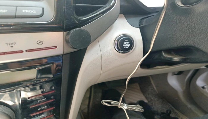 2020 Mahindra XUV300 W8 1.5 DIESEL AMT, Diesel, Automatic, 57,044 km, interior