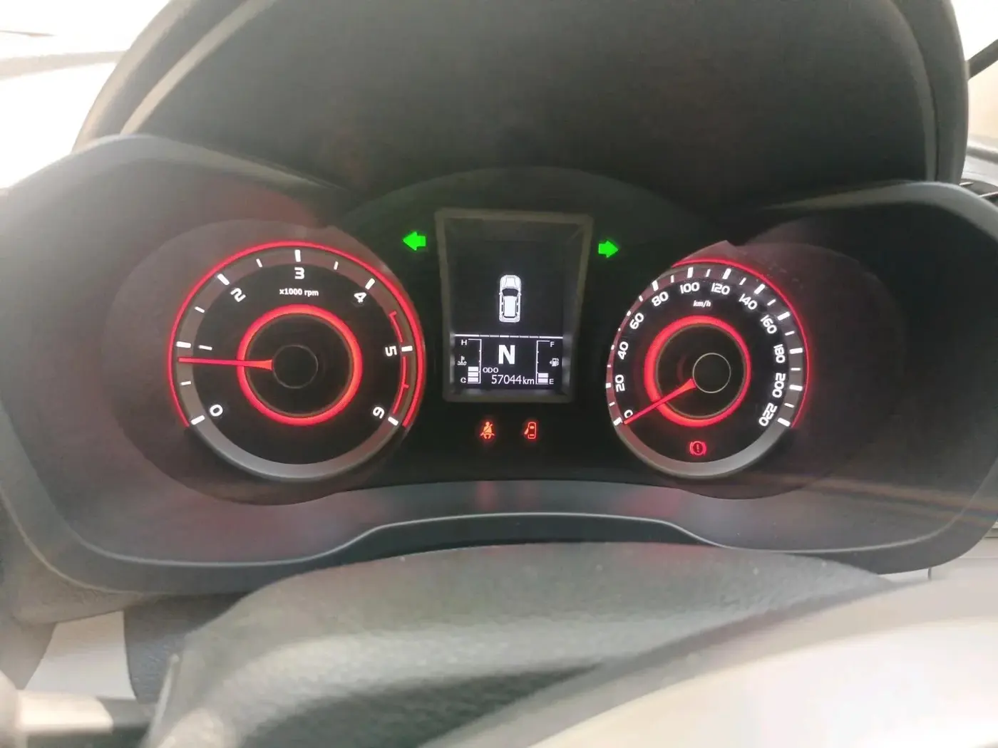 2020 Mahindra XUV300 W8 1.5 DIESEL AMT, Diesel, Automatic, 57,777 km, interior