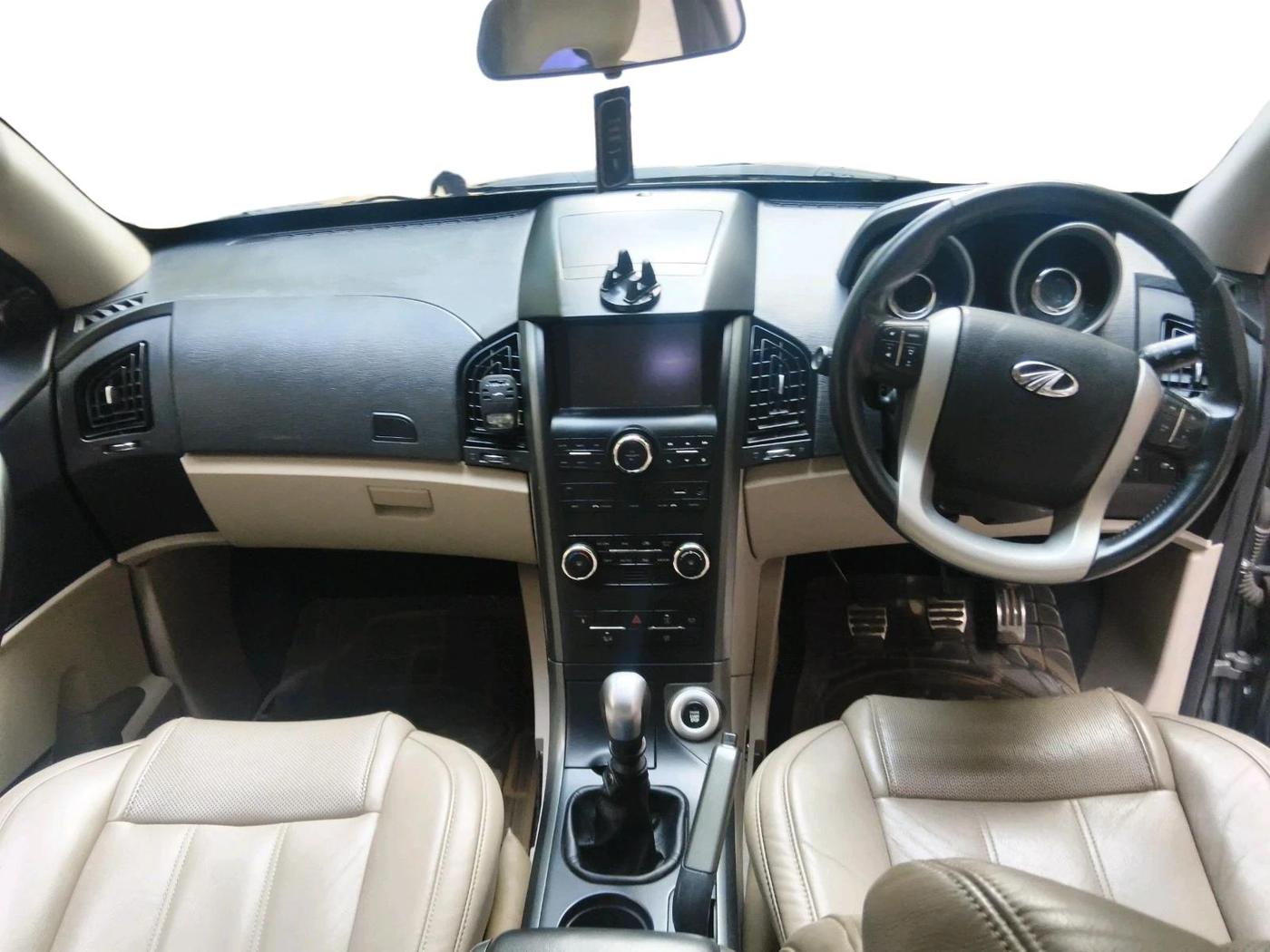 2018 Mahindra XUV500 W10, Diesel, Manual, 92,039 km, interior