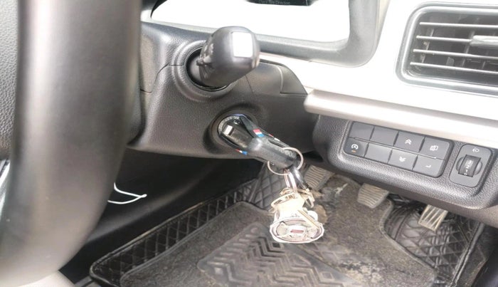 2022 Mahindra XUV700 MX P MT 5 STR, Petrol, Manual, 15,549 km, interior