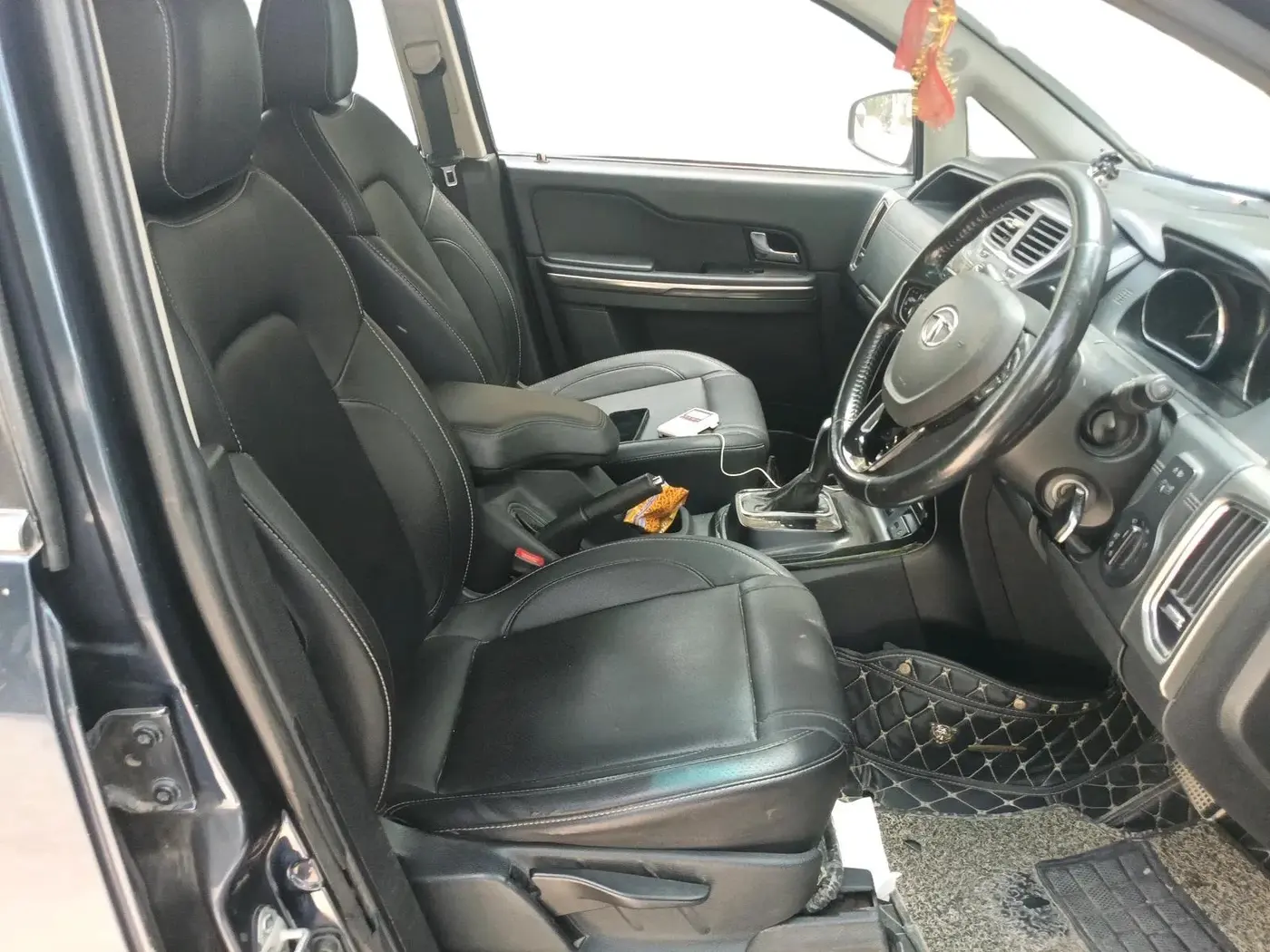 2019 Tata Hexa XTA 4X2 6 STR, Diesel, Automatic, 1,00,648 km, interior