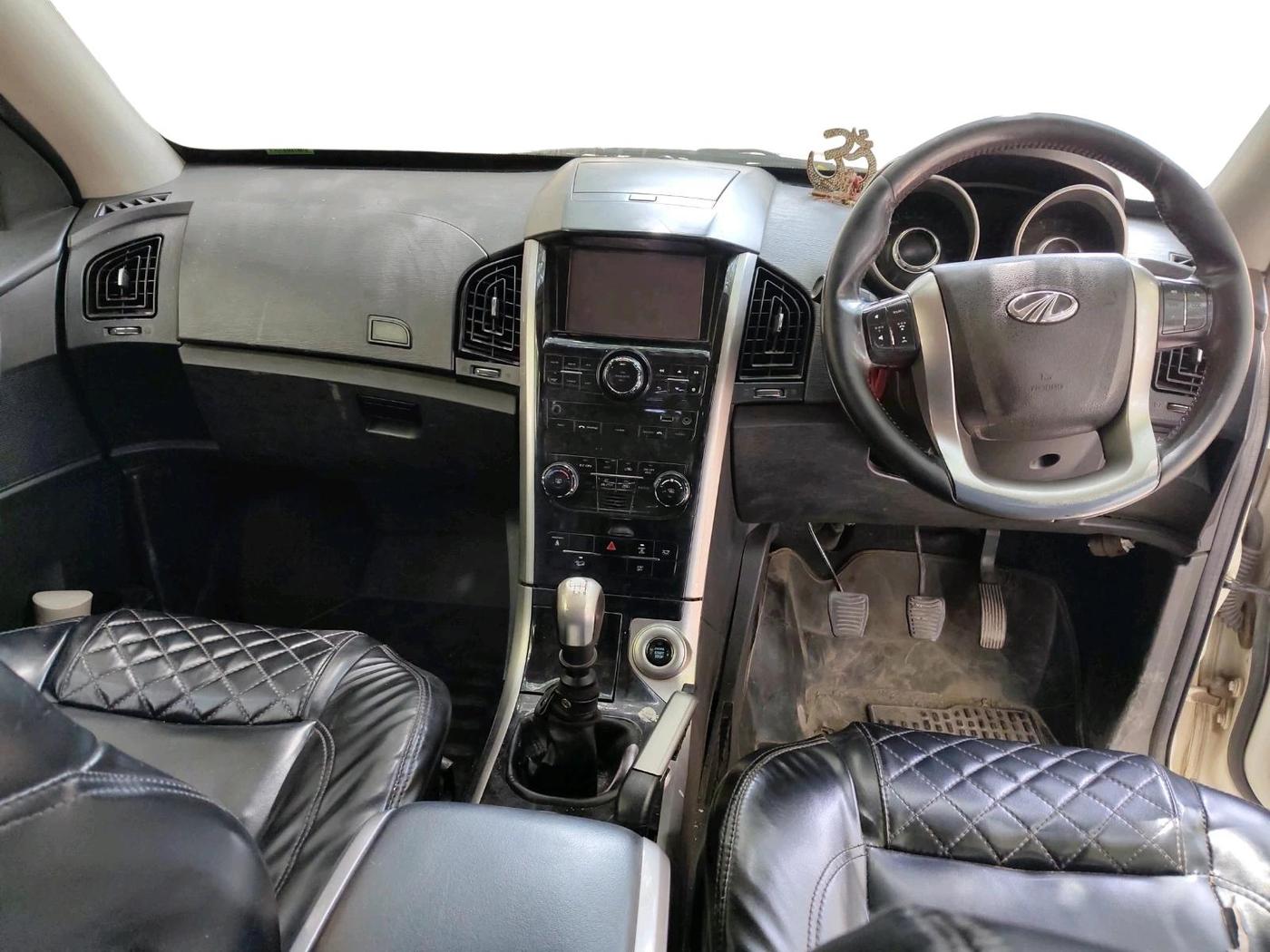 2018 Mahindra XUV500 W9, Diesel, Manual, 2,71,809 km, interior