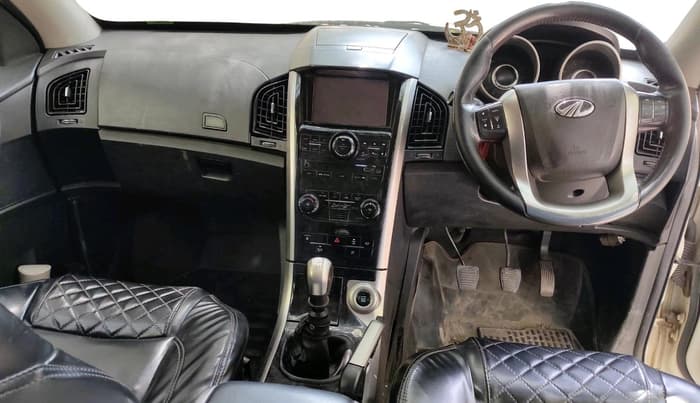 2018 Mahindra XUV500 W9, Diesel, Manual, 2,71,809 km, interior
