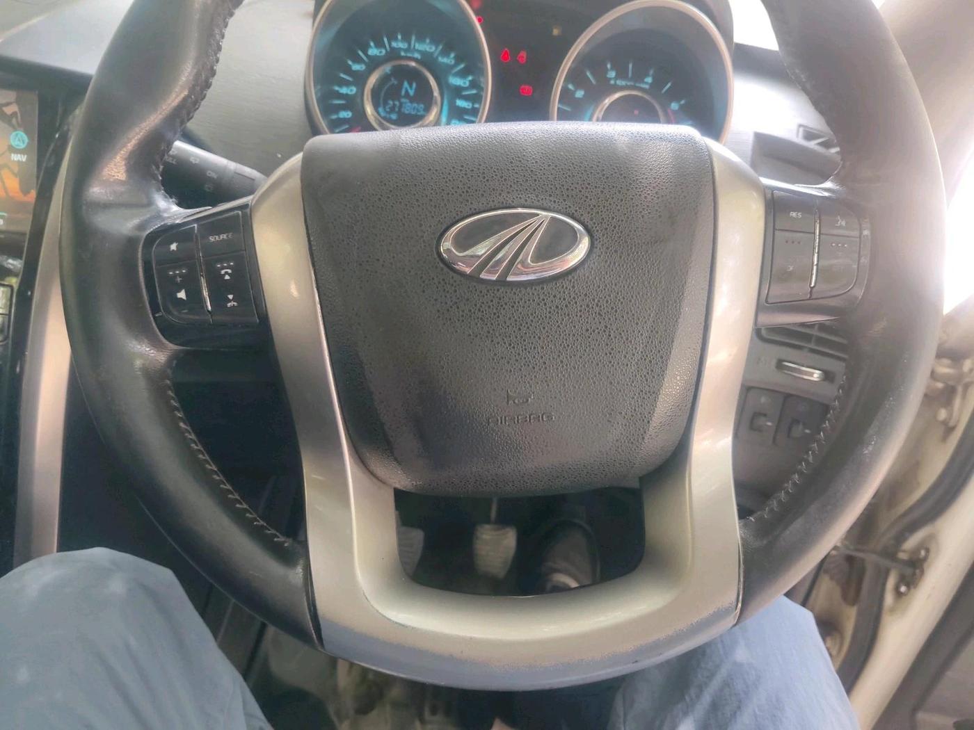 2018 Mahindra XUV500 W9, Diesel, Manual, 2,71,809 km, interior