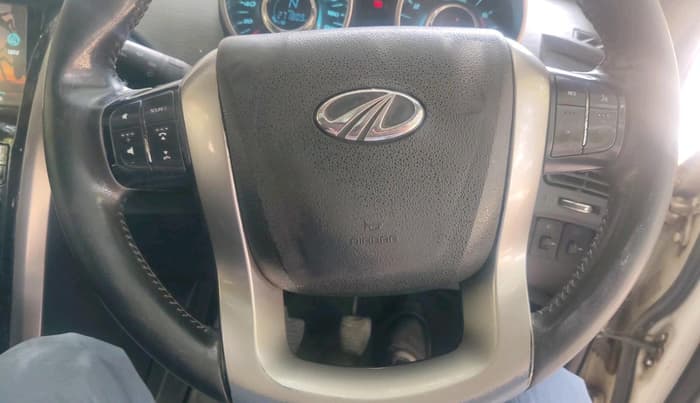 2018 Mahindra XUV500 W9, Diesel, Manual, 2,71,809 km, interior
