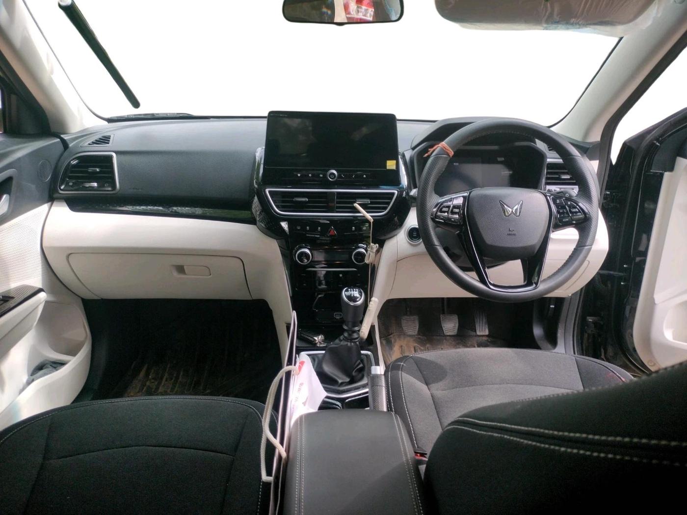 2026 Mahindra XUV 3XO AX5 1.5 Turbo Diesel, Diesel, Manual, 6,124 km, interior