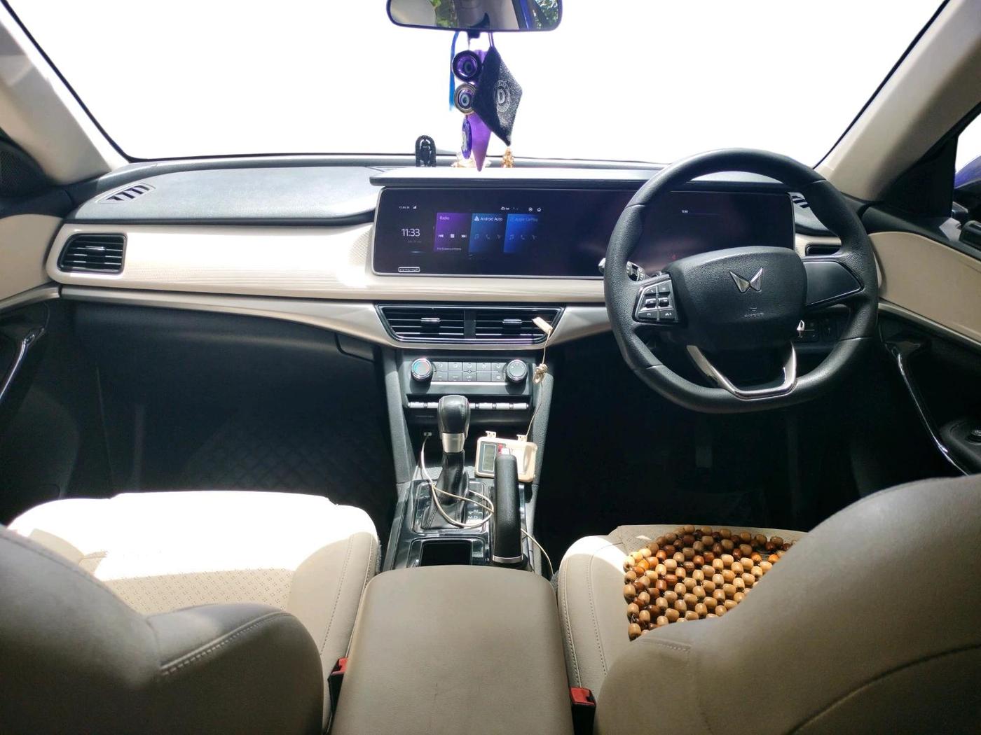2022 Mahindra XUV700 AX 5 P AT 5 STR, Petrol, Automatic, 74,618 km, interior