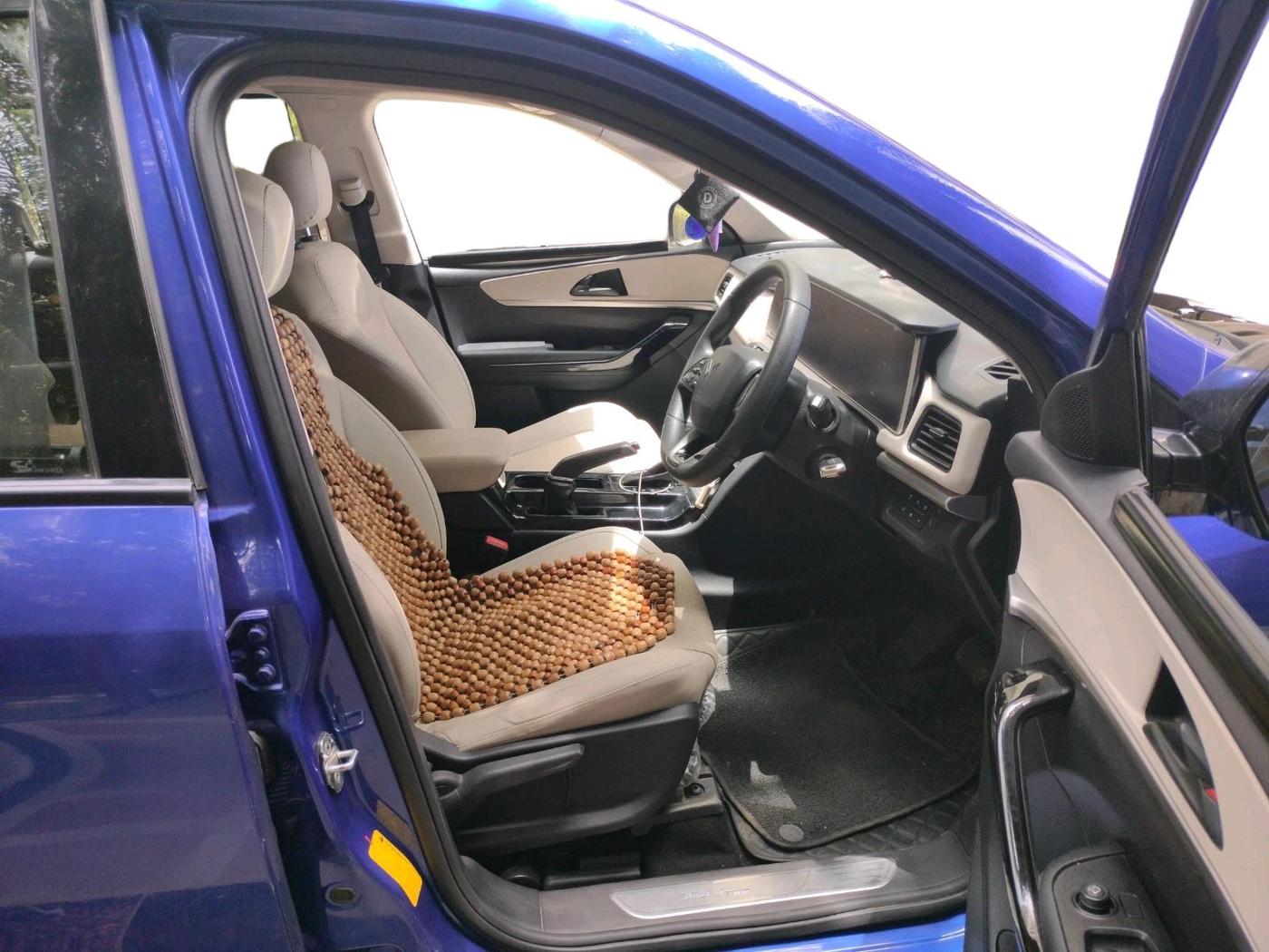 2022 Mahindra XUV700 AX 5 P AT 5 STR, Petrol, Automatic, 74,618 km, interior