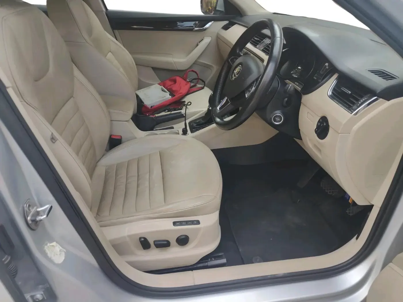 2016 Skoda Octavia STYLE PLUS AT 1.8 TSI, Petrol, Automatic, 1,03,967 km, interior