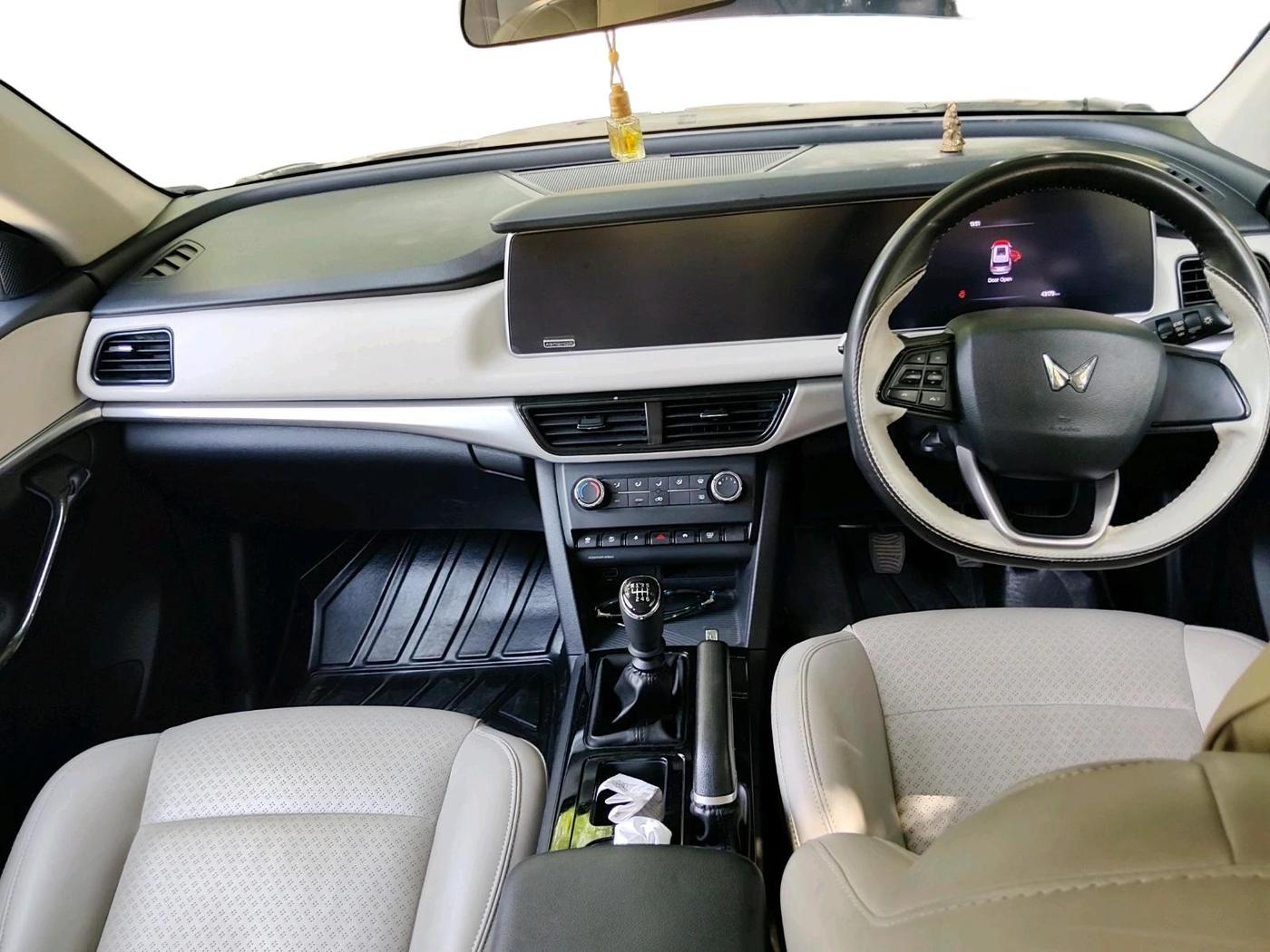 2022 Mahindra XUV700 AX 5 P MT 5 STR, Petrol, Manual, 43,179 km, interior