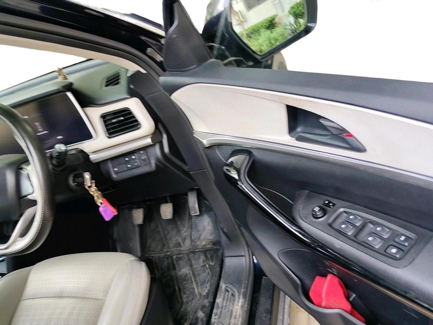 2022 Mahindra XUV700 AX 5 P MT 5 STR, Petrol, Manual, 43,179 km, interior