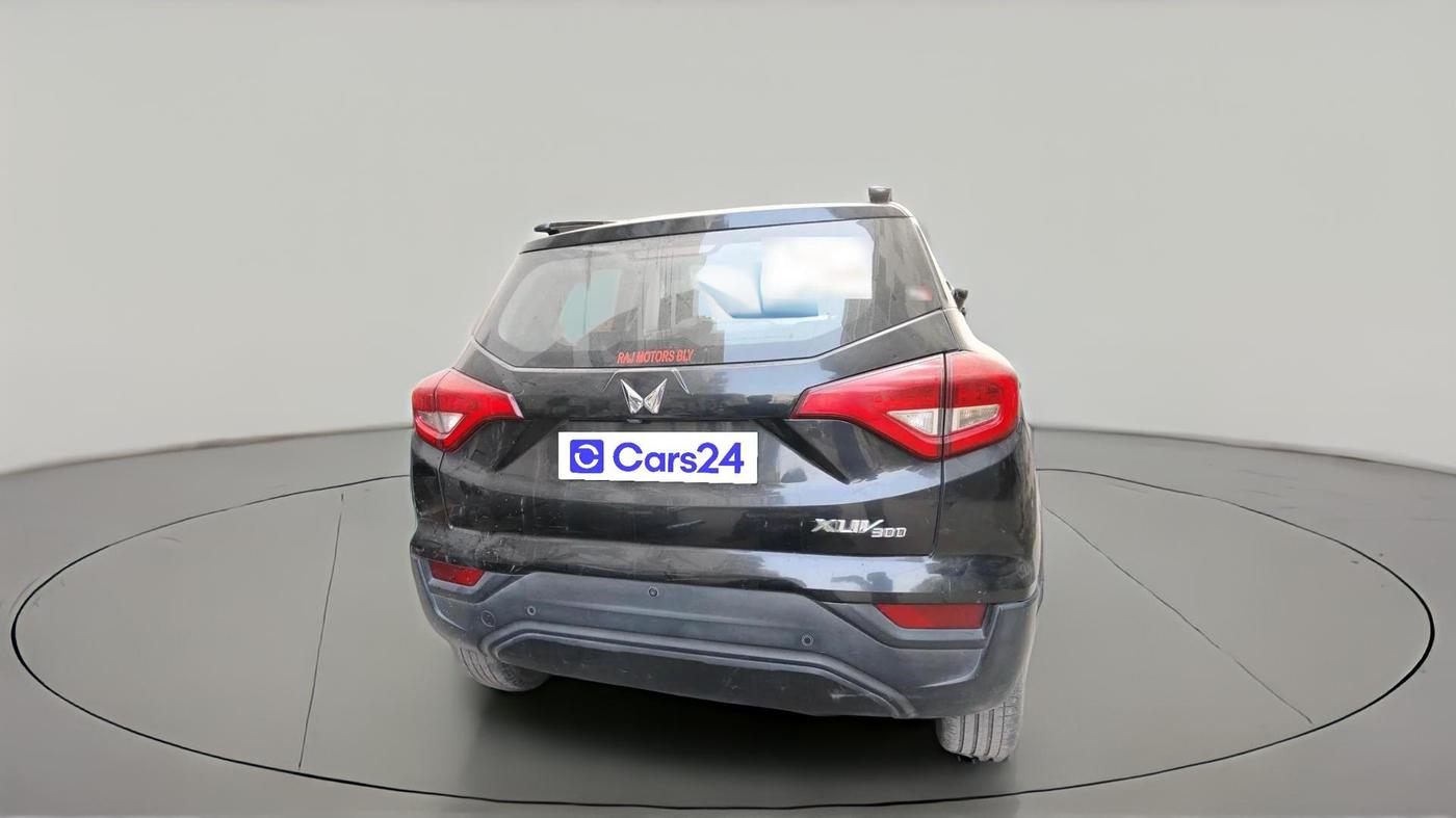 2024 Mahindra XUV300 W4 1.2 PETROL, Petrol, Manual, 1,11,489 km, exterior