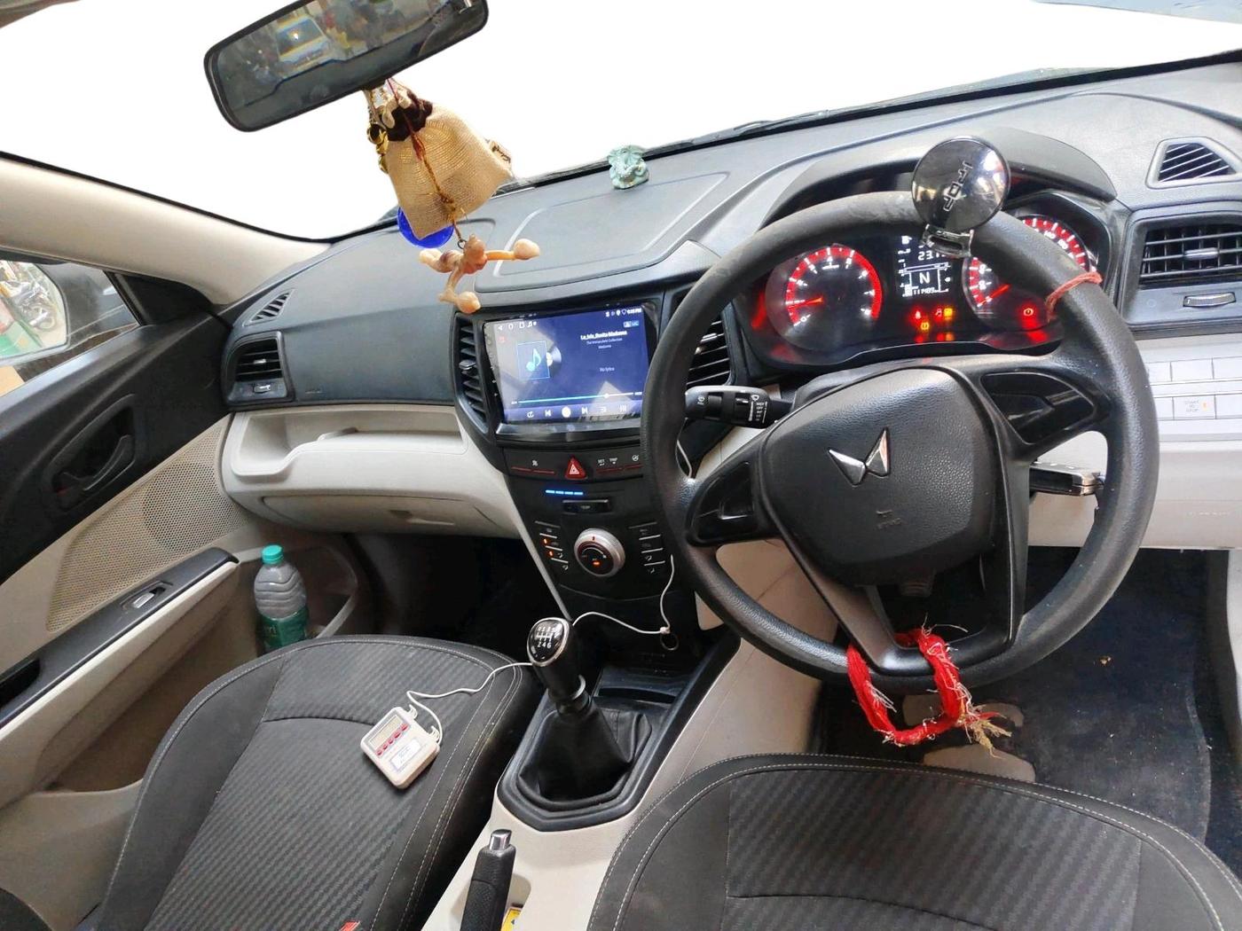 2024 Mahindra XUV300 W4 1.2 PETROL, Petrol, Manual, 1,11,489 km, interior