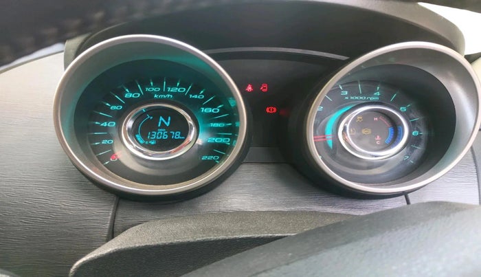 2018 Mahindra XUV500 W9, Diesel, Manual, 1,30,678 km, interior