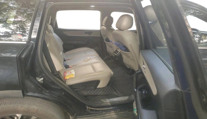 2022 Mahindra XUV700 AX 7 D MT 7 STR, Diesel, Manual, 53,693 km, interior