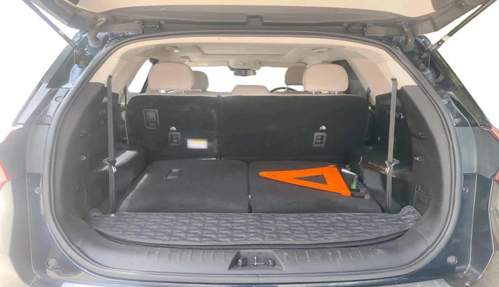 2025 Mahindra XUV700 AX 7 P AT 7 STR, Petrol, Automatic, 6,769 km, exterior