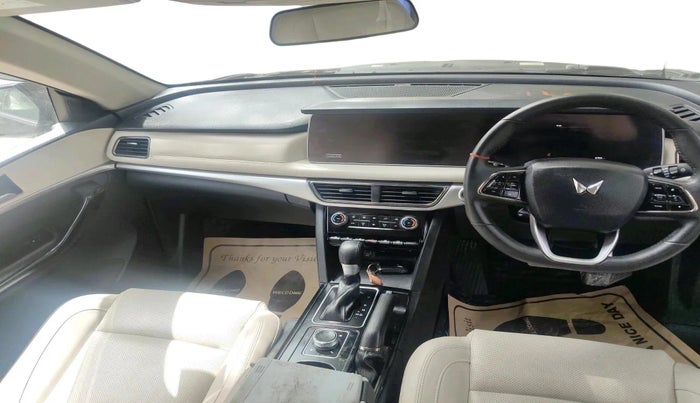 2025 Mahindra XUV700 AX 7 P AT 7 STR, Petrol, Automatic, 6,769 km, interior