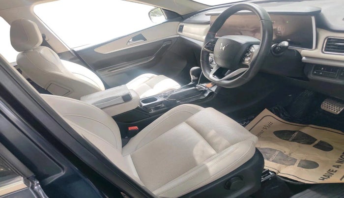 2025 Mahindra XUV700 AX 7 P AT 7 STR, Petrol, Automatic, 6,769 km, interior