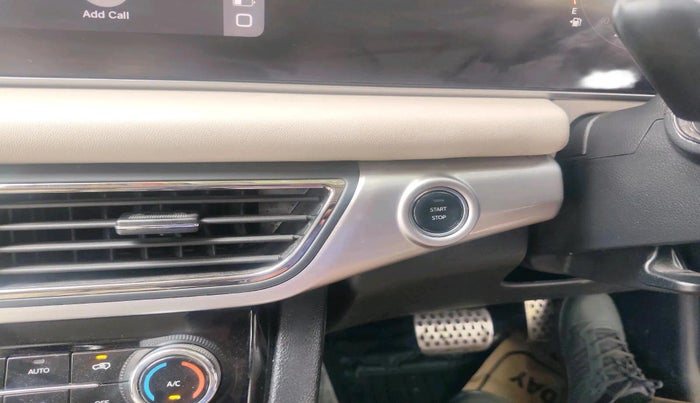 2025 Mahindra XUV700 AX 7 P AT 7 STR, Petrol, Automatic, 6,769 km, interior