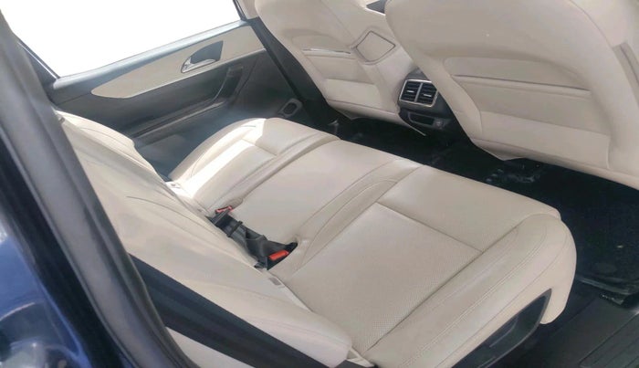 2025 Mahindra XUV700 AX 7 P AT 7 STR, Petrol, Automatic, 6,769 km, interior