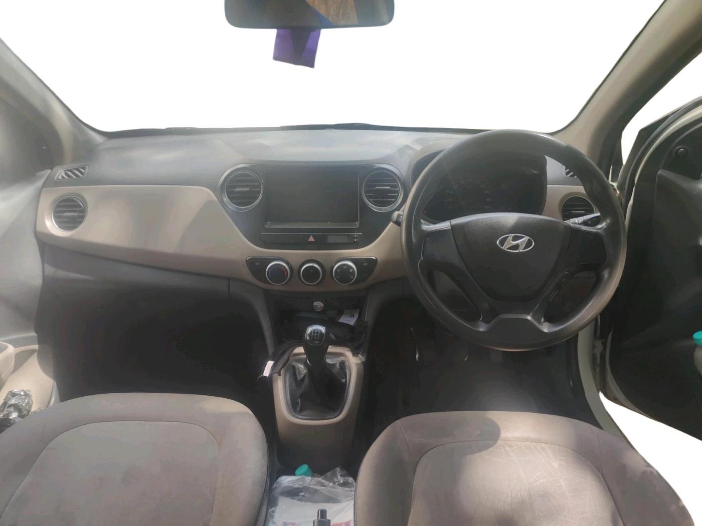 2014 Hyundai Xcent BASE 1.2, Petrol, Manual, 1,40,467 km, interior