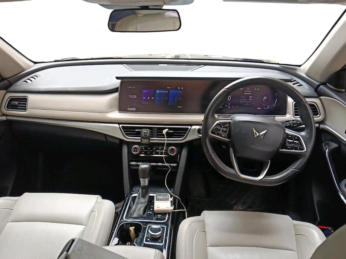 2022 Mahindra XUV700 AX 7 LUXURY P AT 7 STR, Petrol, Automatic, 31,493 km, interior