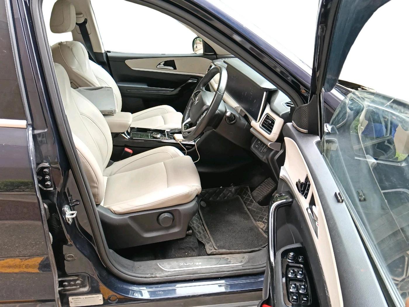 2022 Mahindra XUV700 AX 7 LUXURY P AT 7 STR, Petrol, Automatic, 31,493 km, interior
