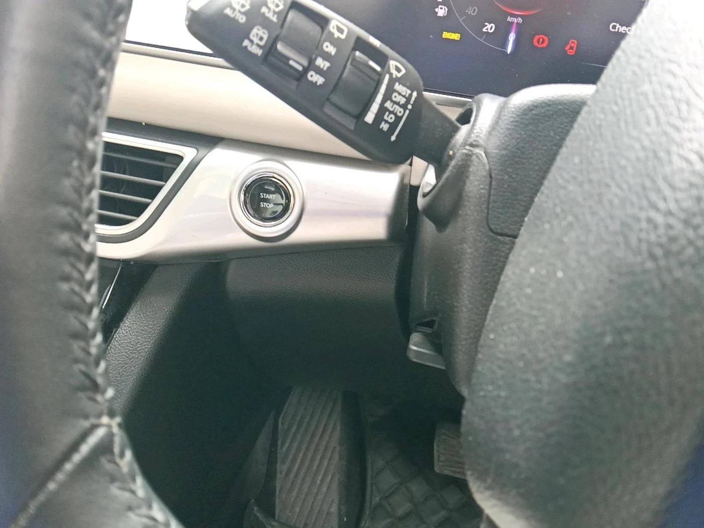 2022 Mahindra XUV700 AX 7 LUXURY P AT 7 STR, Petrol, Automatic, 31,493 km, interior
