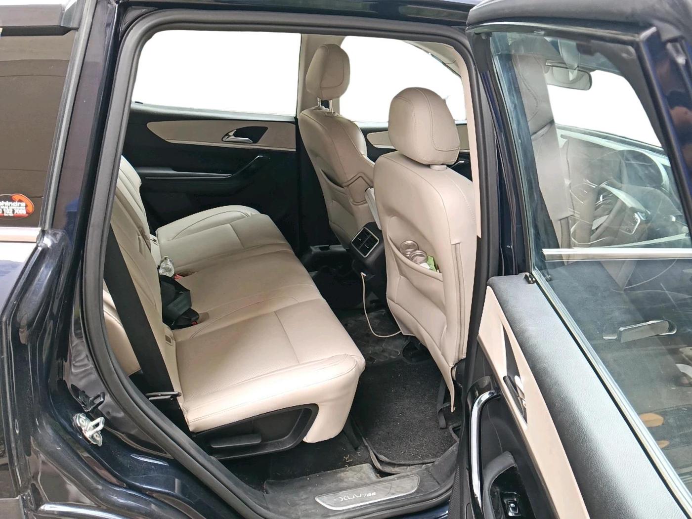 2022 Mahindra XUV700 AX 7 LUXURY P AT 7 STR, Petrol, Automatic, 31,493 km, interior