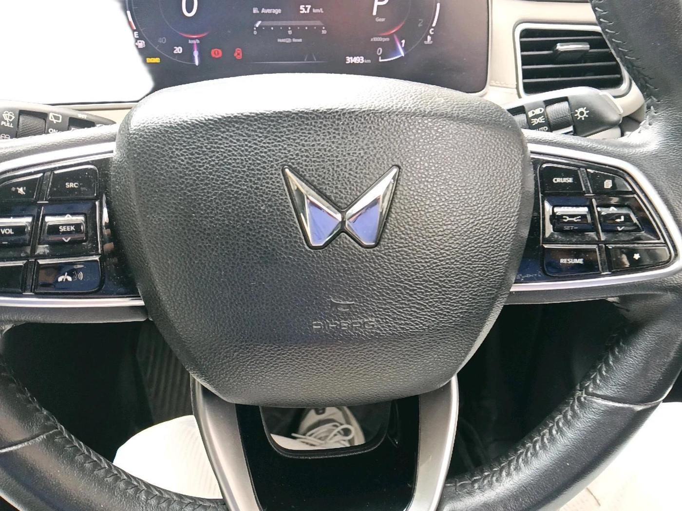 2022 Mahindra XUV700 AX 7 LUXURY P AT 7 STR, Petrol, Automatic, 31,493 km, interior