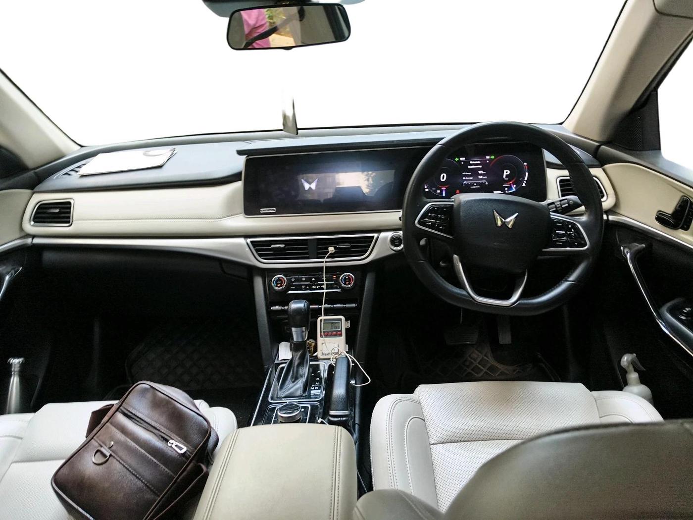 2022 Mahindra XUV700 AX 7 P AT 7 STR, Petrol, Automatic, 76,834 km, interior