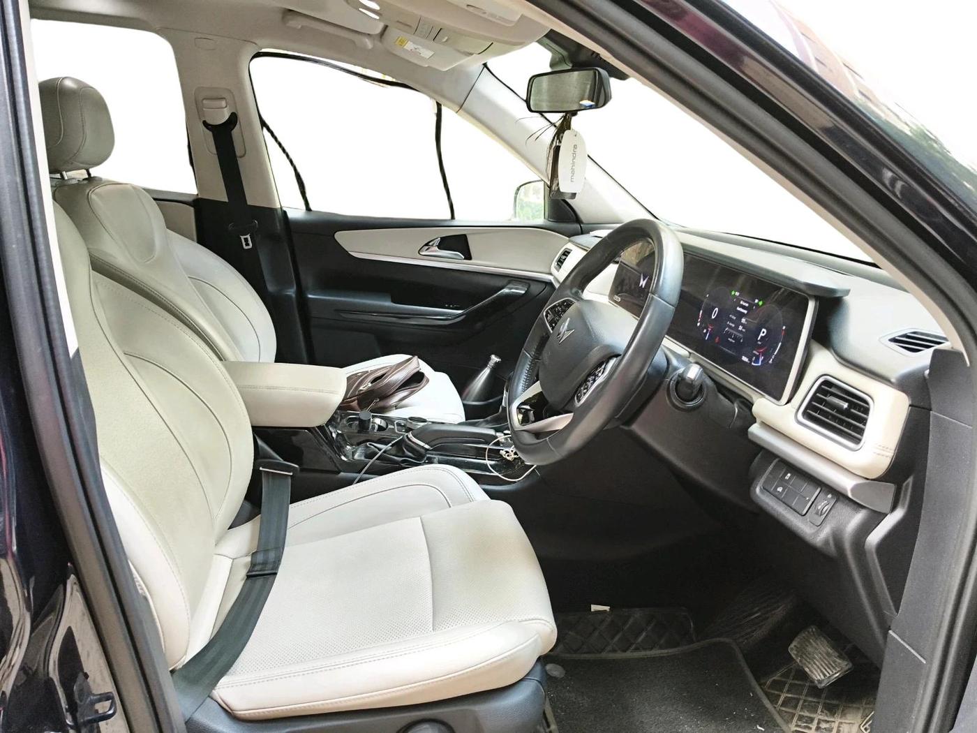 2022 Mahindra XUV700 AX 7 P AT 7 STR, Petrol, Automatic, 76,834 km, interior
