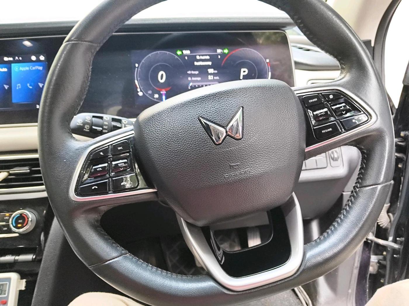 2022 Mahindra XUV700 AX 7 P AT 7 STR, Petrol, Automatic, 76,834 km, interior