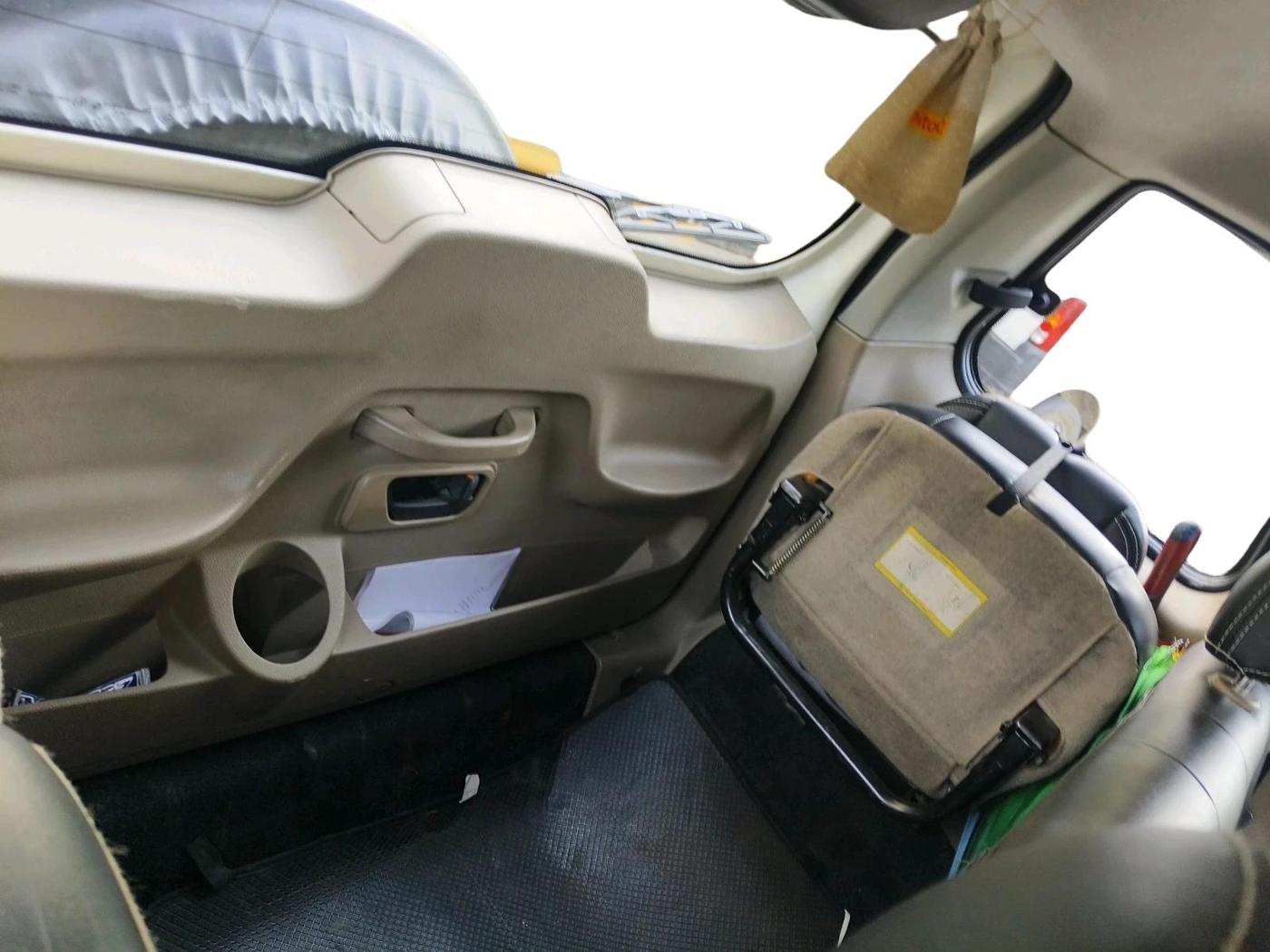 2016 Mahindra TUV300 T8, Diesel, Manual, 86,987 km, interior