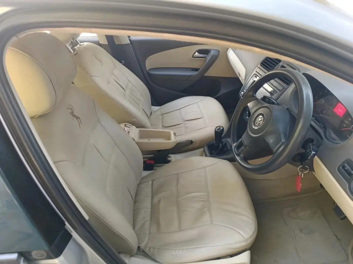 2011 Volkswagen Vento TRENDLINE 1.6, Petrol, Manual, 1,00,890 km, interior