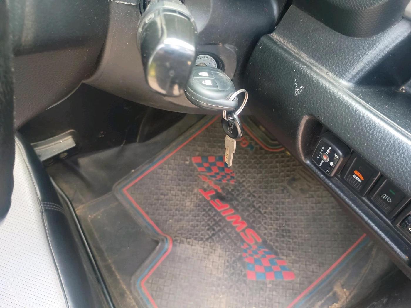 2013 Maruti Swift VXI, CNG, Manual, 88,609 km, interior