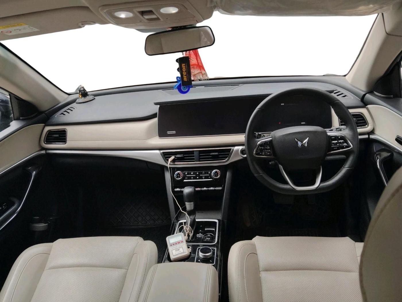2025 Mahindra XUV700 AX 7 LUXURY P AT 7 STR, Petrol, Automatic, 25,816 km, interior