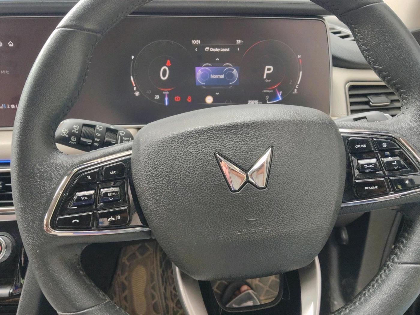 2025 Mahindra XUV700 AX 7 LUXURY P AT 7 STR, Petrol, Automatic, 25,816 km, interior