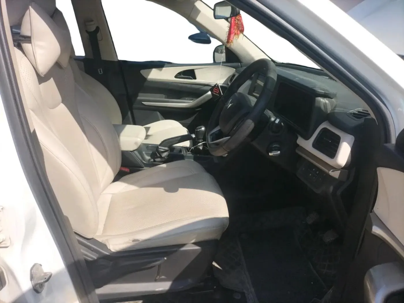 2022 Mahindra XUV700 MX P MT 5 STR, Petrol, Manual, 35,827 km, interior