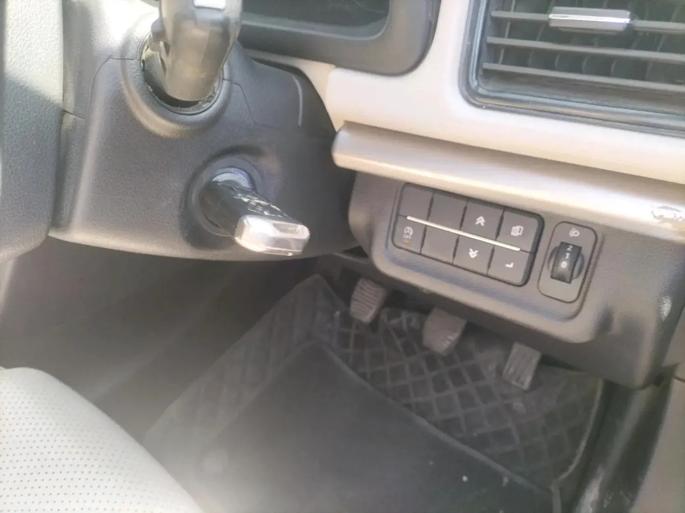 2022 Mahindra XUV700 MX P MT 5 STR, Petrol, Manual, 35,827 km, interior