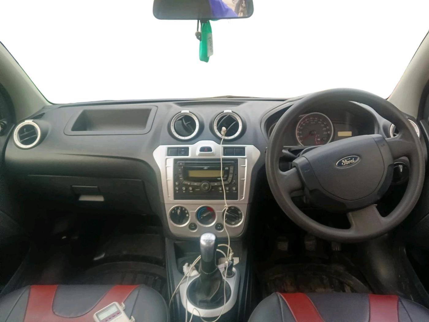 2013 Ford Figo ZXI 1.2 PETROL, Petrol, Manual, 1,18,386 km, interior